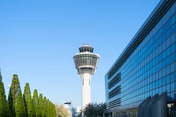 Rollo Flughafen Kontrollturm und Terminal des internationalen Passagierflughafens München