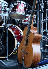 Naklejka premium Gitara i inny sprzęt muzyczny na scenie przed koncertem