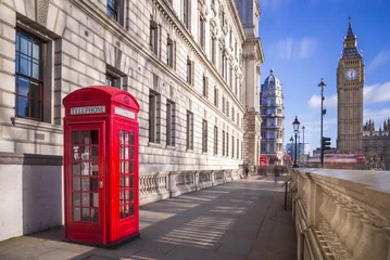 Foto auf Acrylglas Traditionelle rote britische Telefonzelle mit Big Ben und Double Decker Bus im Hintergrund an einem sonnigen Nachmittag mit blauem Himmel und Wolken - London, UK © zgphotography