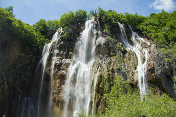 Obraz premium Beautiful waterfalls from a hill