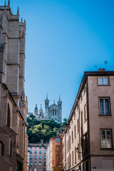 Obraz premium La Basilique Notre-Dame de Fourvière à Lyon vu de la place Saint-Jean 