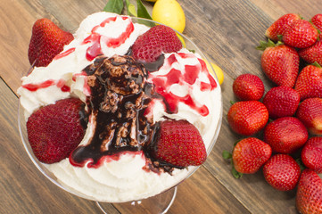 copa de helado con fresas, copa de fresas con nata 