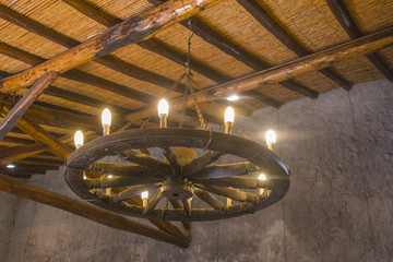 lampadario a ruota di carretto antico casale