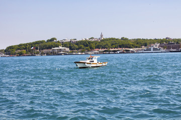 Fototapeta na wymiar Fishing boat in front of Topkapi Palace in Istanbul