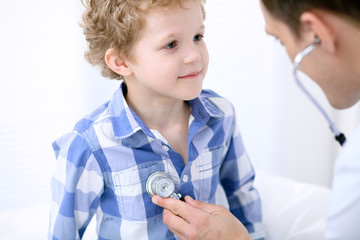 Obrazy na Szkle  Lekarz badający dziecko za pomocą stetoskopu
