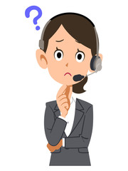 ヘッドセットを装着してスーツを着た女性が疑問を持つ
