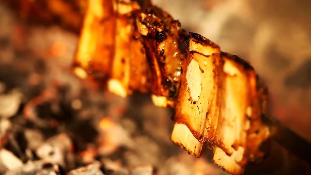 Juicy slices of ribs cooked in the grill  /  Juicy slices of ribs cooked in the grill Full HD