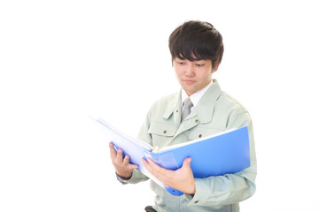 真剣な表情の作業員