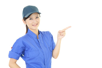 指示する笑顔の女性作業員