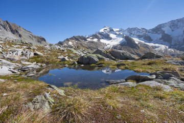 Fototapeta na wymiar small mountain lake long an high path in South Tyrol