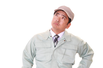 悩む作業員