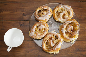 Glasteller mit Gebäck