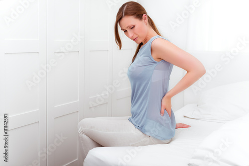 Frau im Bett mit Rückenschmerzen\ Frau im Bett mit Rückenschmerzen\