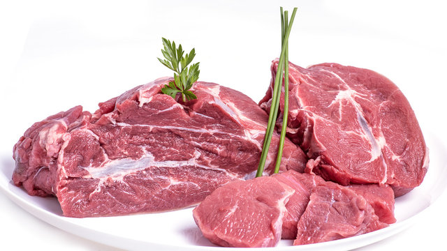 viande boeuf crue sur plat