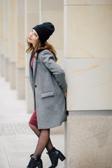 Obraz premium Woman standing on the street with blur background