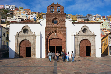 Gotische Kirche mit Kirchgängern in San Sebastian de La Gomera