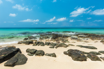 Fototapeta na wymiar Beautiful rocks on beach, beach and tropical sea in Thailand.