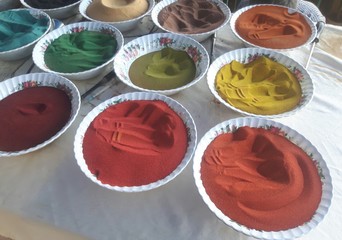 Farbiger Sand in Schüsseln