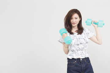 ダンベルでトレーニングする女性