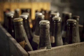 Foto auf Glas Alte staubige Flasche Bier. © enolabrain