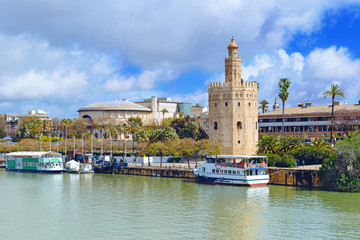Obraz premium Złota wieża (Torre del Oro) wzdłuż rzeki Gwadalkiwir, Sevil