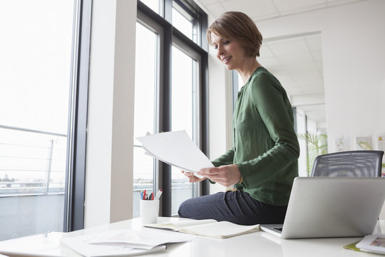 Schreibtisch,arbeiten,sitzen,Zuversicht,Business,Gesch&auml;ftsfrau,Laptop