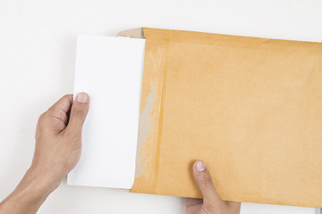 Obraz premium Hand holding envelope