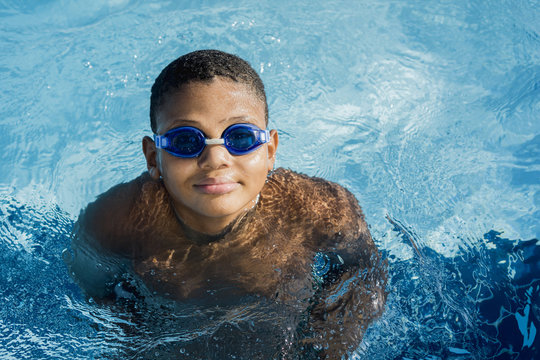 Junge,Ferien,Spa&szlig;,Freizeit,Wasseroberfl&auml;che,Zuversicht,Erfrischung