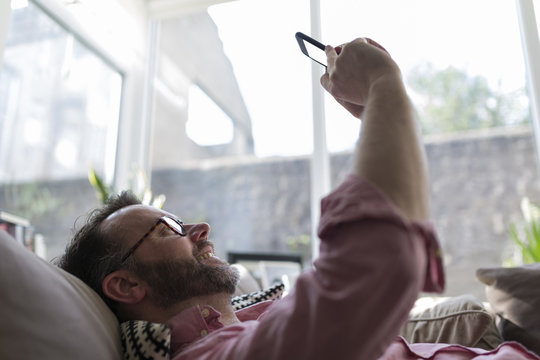 Sofa,fotografieren,liegen,Zuhause,Technologie,Textfreiraum,Smartphone