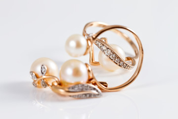 Elegant gold rings and gold earrings with pearls