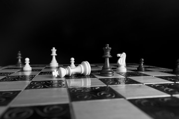 Scacchi fotografati su una scacchiera