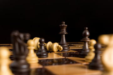 Scacchi fotografati su una scacchiera