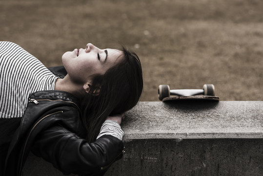 Lifestyle,braune Haare,Skateboard,Erholung,tagtr&auml;umen,Entspannung,Freizeit