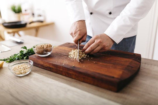 Koch,kochen,Walnuss,schneiden,Ravioli,Gastronomie,Nuss