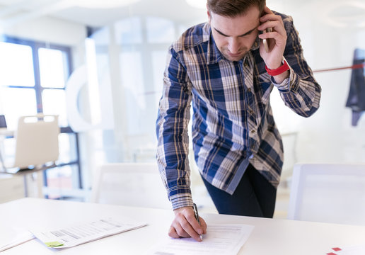 Karomuster,Hemd,Businessmann,Gesch&auml;ftsmann,Schreibtisch,modern,arbeiten