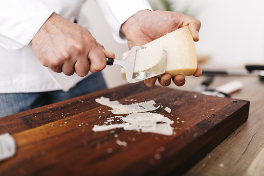 Koch,kochen,Parmesan,Ravioli,Gastronomie,K&auml;se,Hartk&auml;se