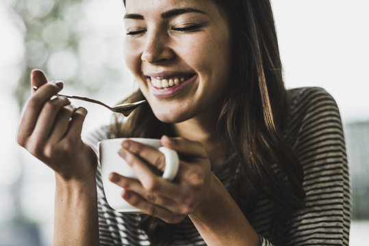 Lifestyle,braune Haare,genie&szlig;en,Cappuccino,Milchschaum,L&ouml;ffel,Kaffee