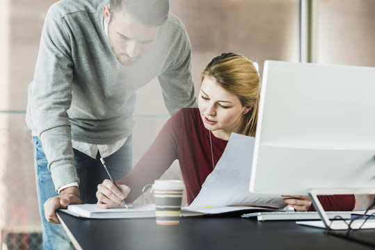 Schreibtisch,besprechen,Gemeinsam,arbeiten,Aktenordner,Zusammenarbeit,schreiben