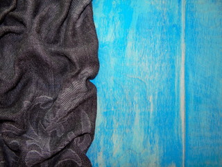 черная ткань на синих деревянных досках 