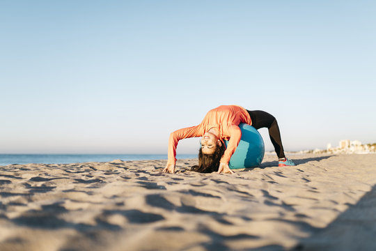 morgens,Natur,Strand,Gymnastik,Yoga,Flexibilit&auml;t,Fitnessball