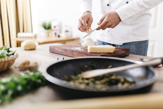 Koch,kochen,Parmesan,Nudelteig,Ravioli,Gastronomie,K&auml;se