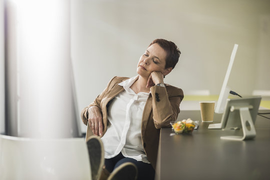 sitzen,Pause,Plastikschale,Zwischenmahlzeit,Ablenkung,Mittagspause,Verbindung