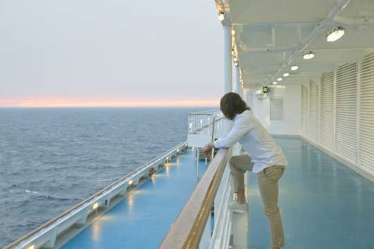 Urlaub,Kreuzfahrt,Reise,Reisende,Reling,stehen,Mann