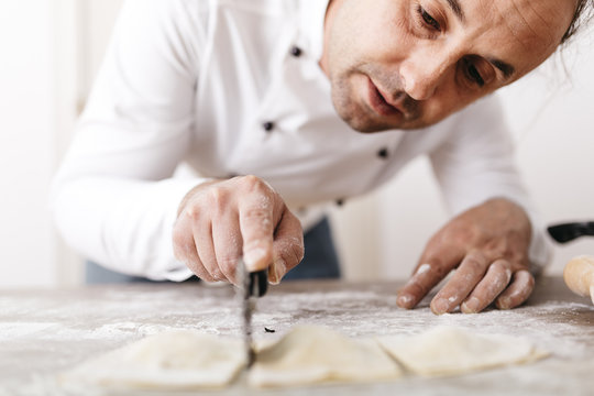Koch,kochen,schneiden,Ravioli,Gastronomie,Konzentration,Mehl