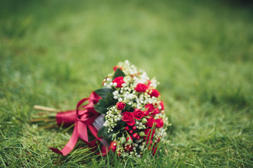 Obraz premium Bouquet of beautiful flowers and greenery is on the green grass