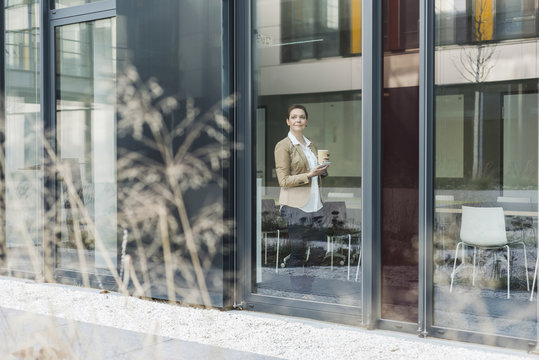Manager,Fensterscheibe,stehen,Pause,Kaffee,B&uuml;ro,Managerin