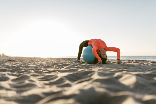 Ball,morgens,Gymnastik,Flexibilit&auml;t,Kraft,Yoga,Sand