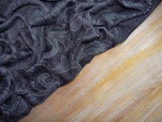 черная ткань на  деревянных досках     