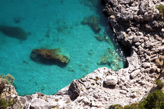 Superbe côte de l'ile de Capri
au large de Naples et Sorento en Italie