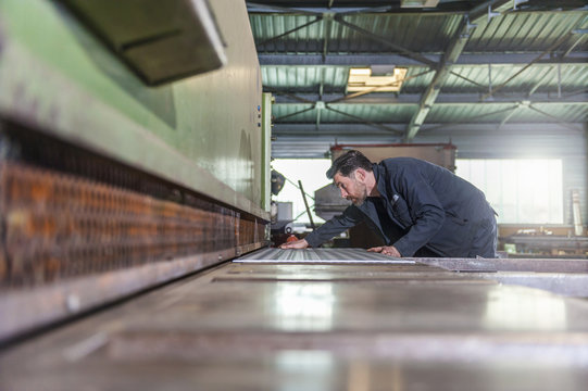 Arbeiter,Mechaniker,arbeiten,schneiden,stehen,Arbeit,Erfahrung